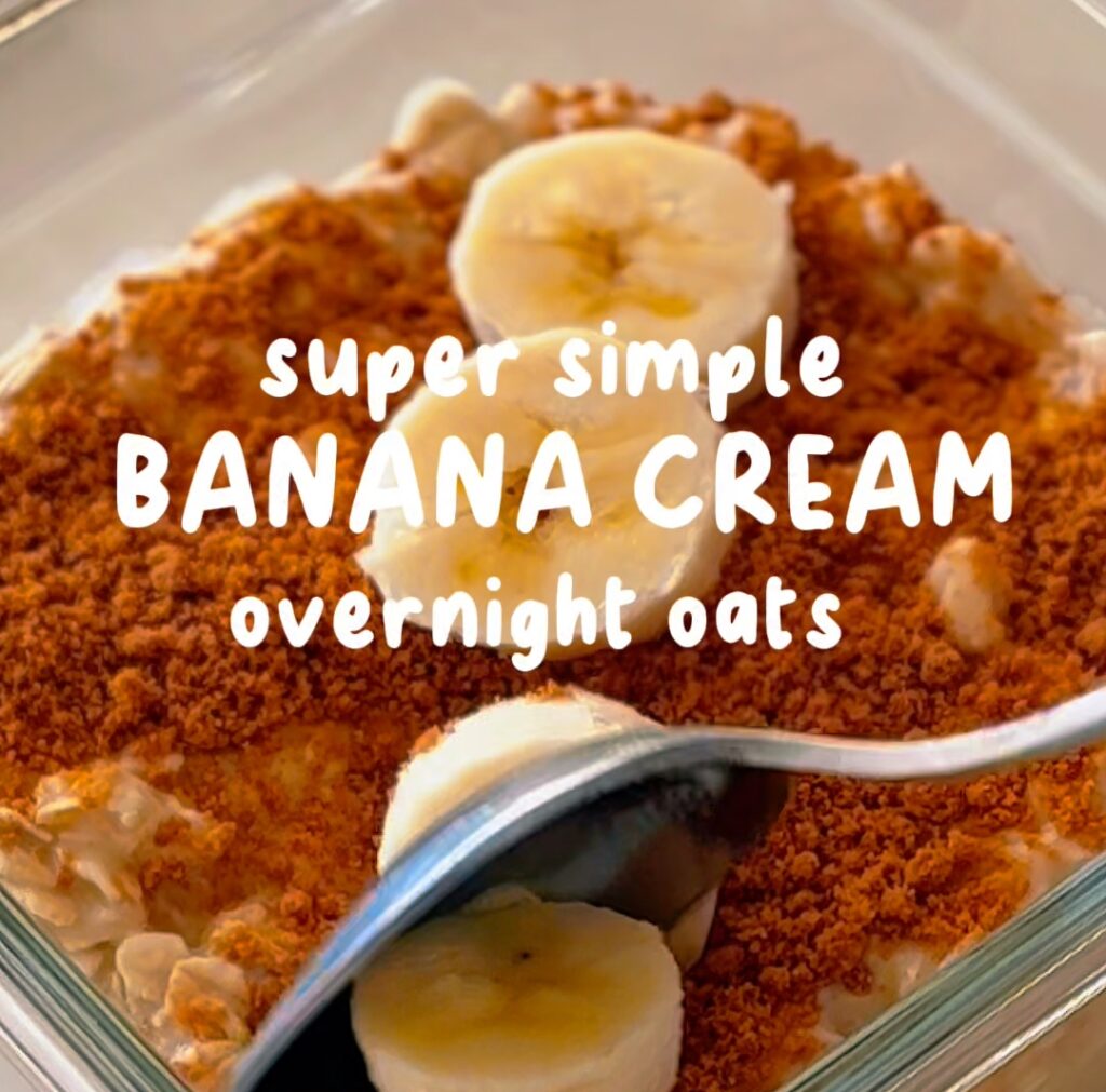 A glass jar of banana cream pie overnight oats topped with fresh banana slices and graham cracker crumbs.