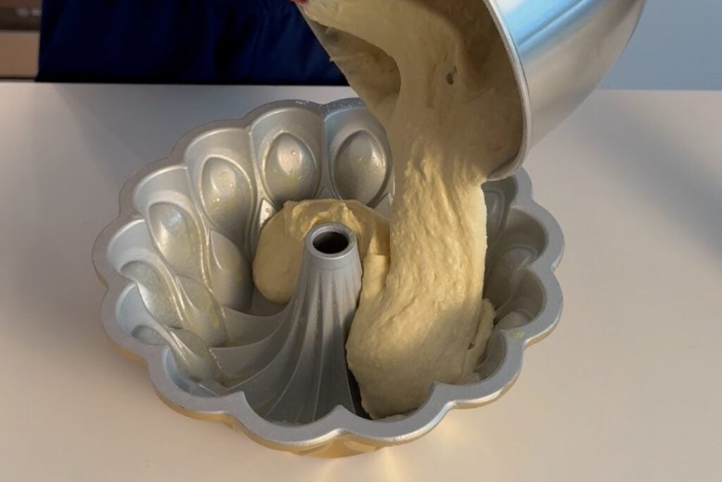 filling bundt pan