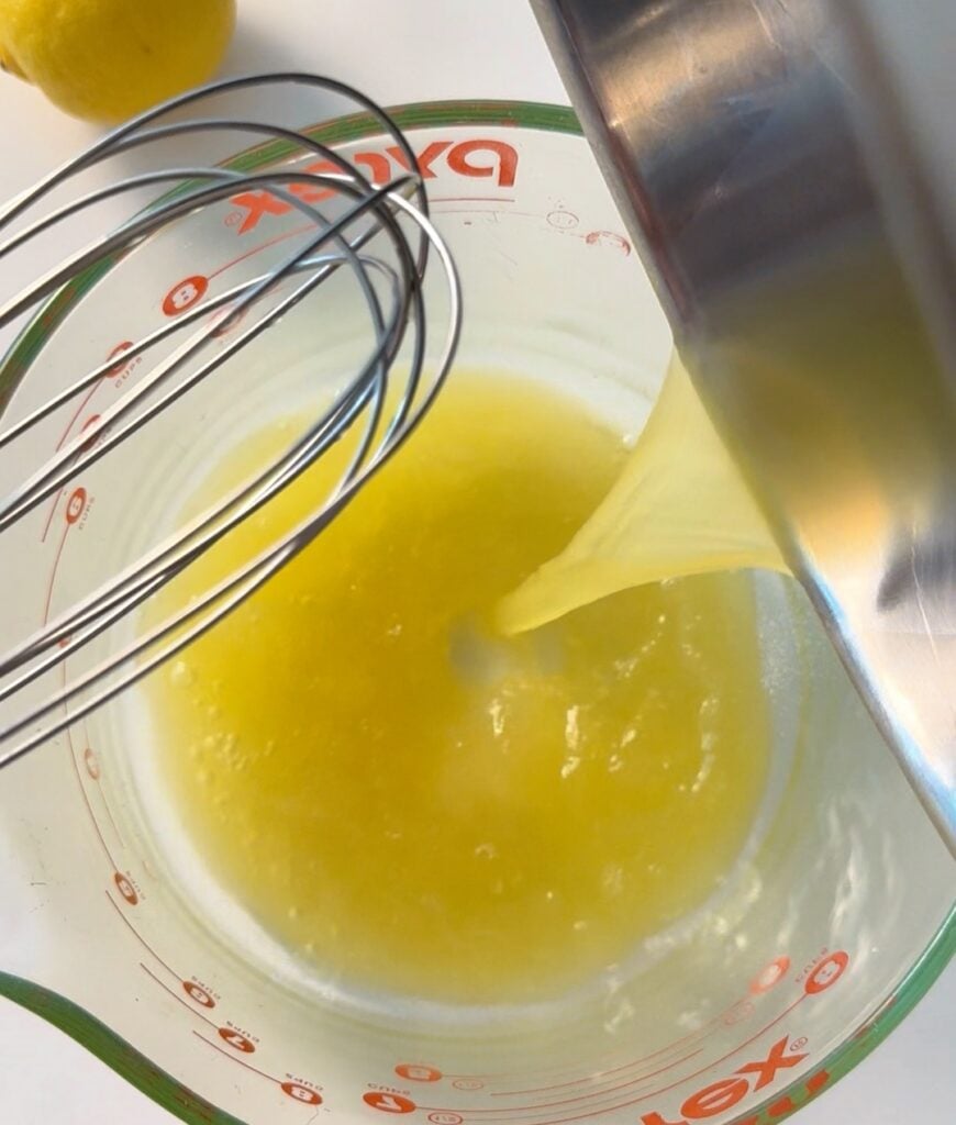 mixing the juice to the bloomed gelatin