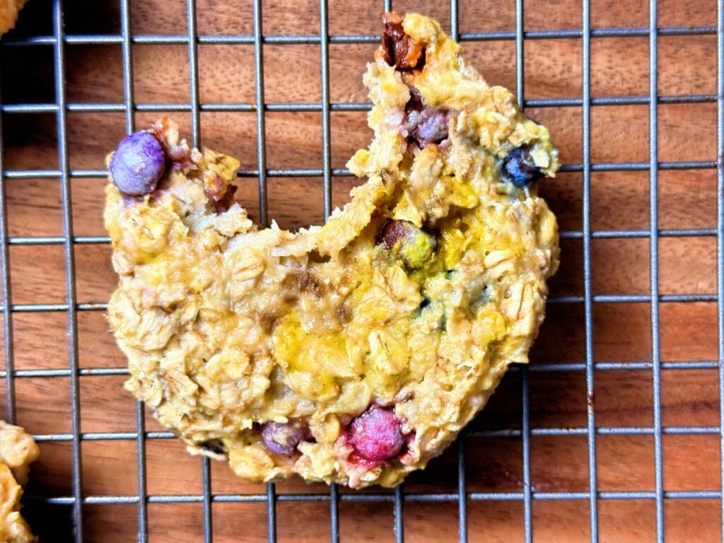 banana oat protein breakfast cookie biten